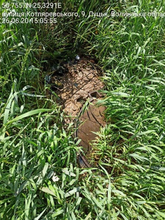 У Луцьку спіймали жінку, яка відрами виливала відходи на вулицю. ФОТО