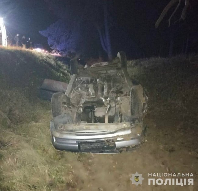 Водія викинуло з авто на узбіччя, він був п'яний: у поліції повідомили деталі аварії на Волині