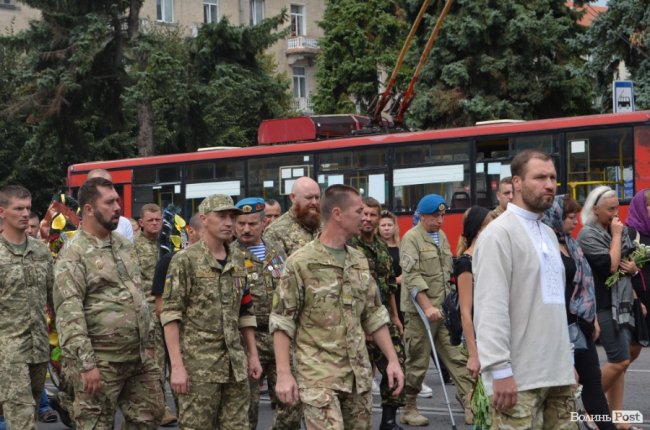«Востаннє для тебе: слава Україні!»: Луцьк попрощався з Георгієм Ольховським. ФОТО