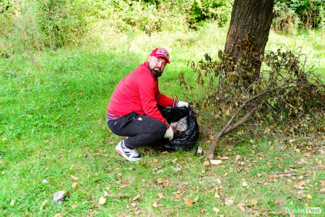 «Ми можемо прибрати, а ви хоча б не смітіть»: як у Луцьку розчищали парк на Потебні