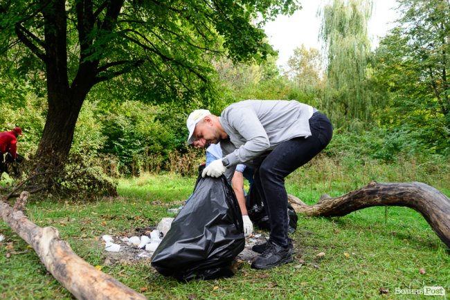 «Ми можемо прибрати, а ви хоча б не смітіть»: як у Луцьку розчищали парк на Потебні
