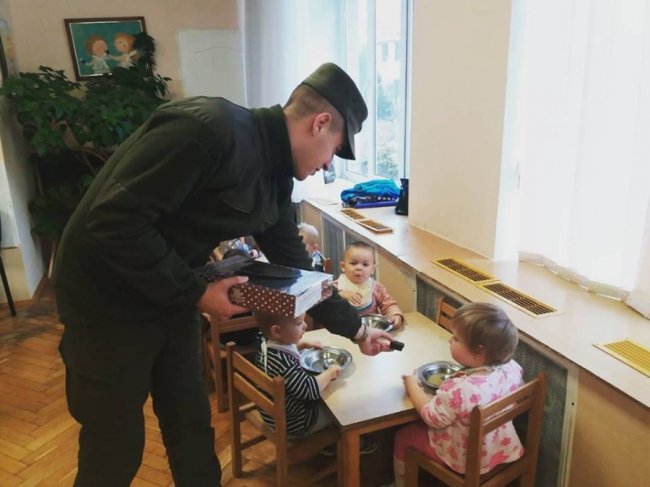 Луцькі нацгвардійці з подарунками відвідали дитбудинок. ФОТО