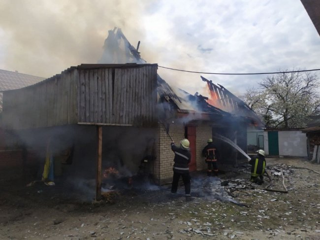 У селищі на Волині посеред білого дня горіла господарська будівля. ВІДЕО