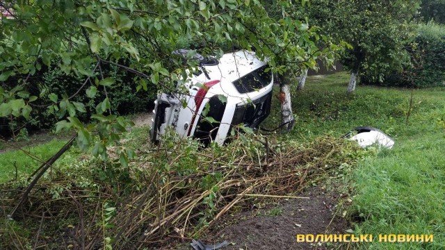Поблизу Луцька водій легковика виїхав на зустрічну, протаранив припаркований автомобіль та злетів у кювет. ФОТО