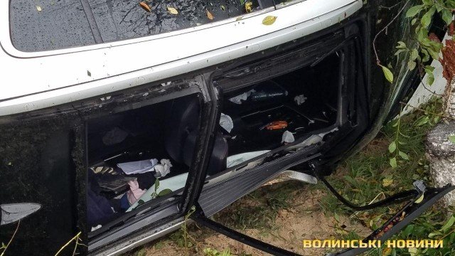 Поблизу Луцька водій легковика виїхав на зустрічну, протаранив припаркований автомобіль та злетів у кювет. ФОТО