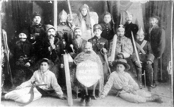 Український вертеп, Берестечко, 1930-ті роки. На фото в основному жителі вулиці Богдана Хмельницького (колишня Низька). Більшість з них перебували в ОУН, а потім в УПА. Джерело фото: Олег Дергай.