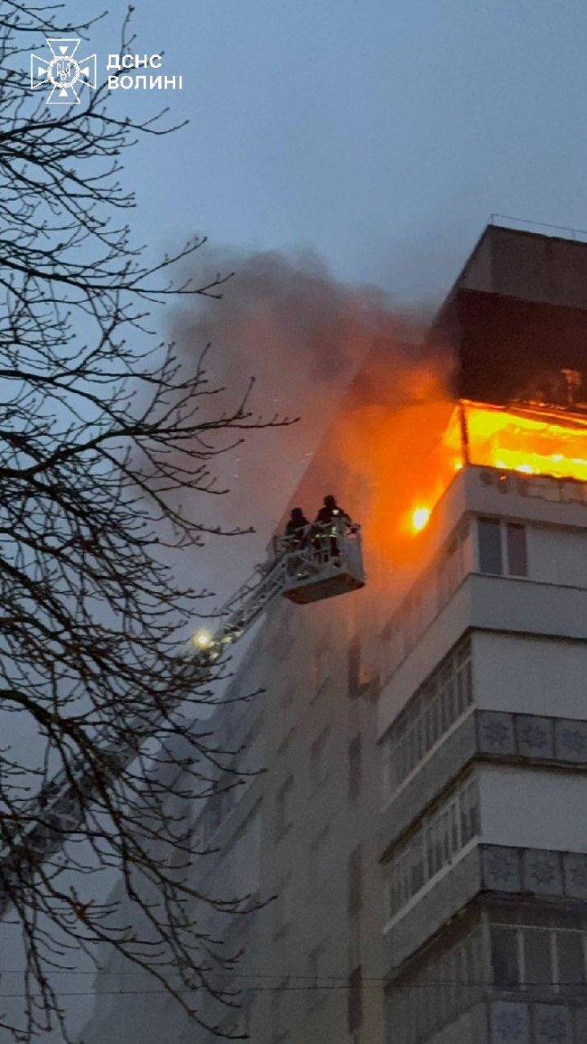 Вибиті вікна та пожежа на балконі багатоповерхівки: у Луцьку рятувальники показали наслідки російського обстрілу