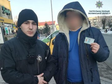 На Волині патрульні повернули власнику загублене посвідчення 