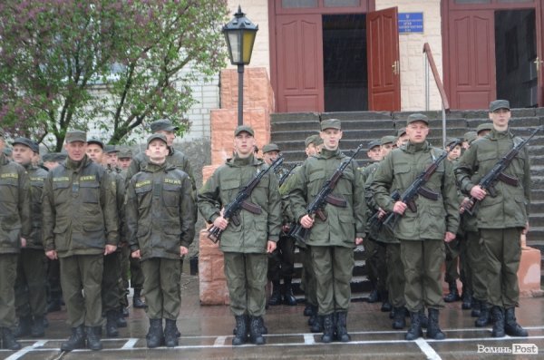 У Луцьку складали військову присягу під дощем