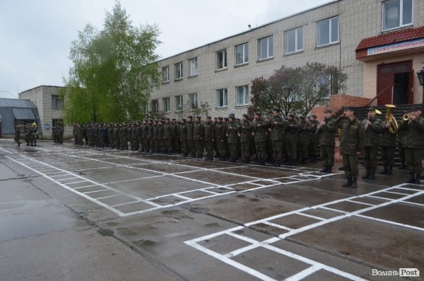 У Луцьку складали військову присягу під дощем