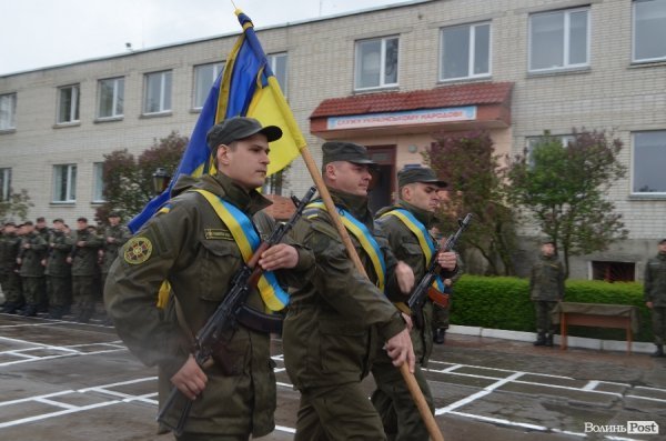 У Луцьку складали військову присягу під дощем