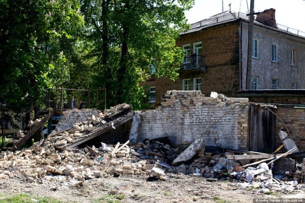 У Нововолинську аварійна будівля обвалилася на автомобіль