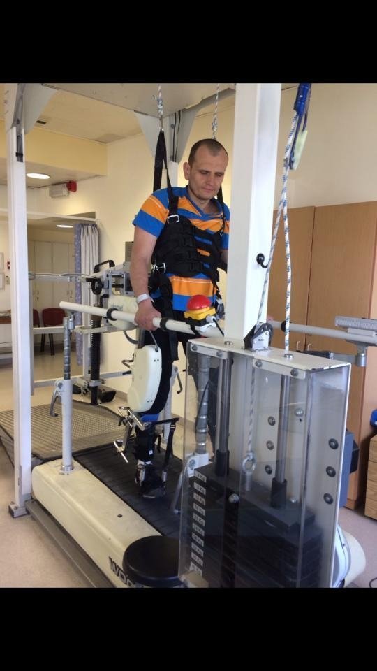 Лучанин, який лікується в Ізраїлі, став на ноги. ФОТО