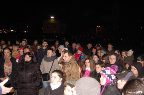 У Луцьку запалили свічки пам’яті за загиблими на Майдані. ФОТО