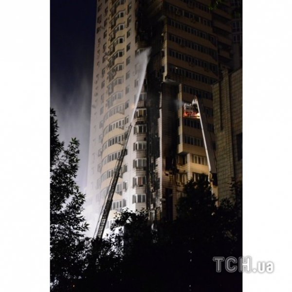 У Києві кілька годин гасили пожежу в 25-поверіхці. ФОТО. ВІДЕО