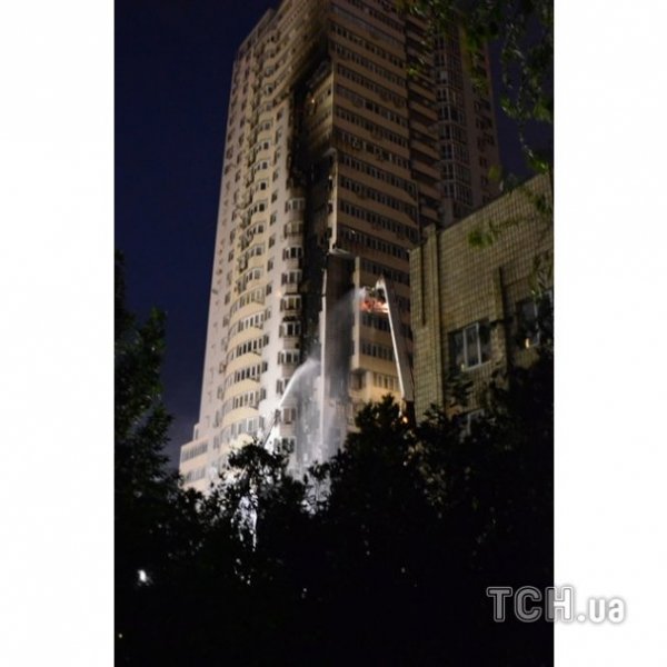 У Києві кілька годин гасили пожежу в 25-поверіхці. ФОТО. ВІДЕО
