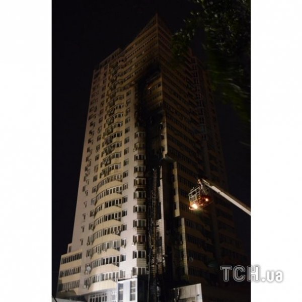 У Києві кілька годин гасили пожежу в 25-поверіхці. ФОТО. ВІДЕО