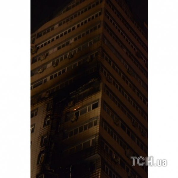 У Києві кілька годин гасили пожежу в 25-поверіхці. ФОТО. ВІДЕО