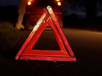 П’яний водій, збитий знак, понівечене авто, ‒ нічна аварія в Луцьку. ФОТО