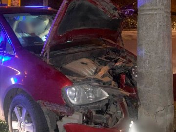 У Луцьку вночі п'яний водій влетів в електроопору