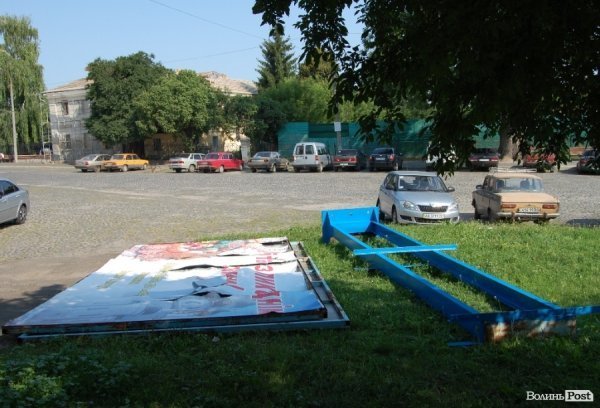 На Замковій площі у Луцьку могли «вліпити» білборд. ФОТО