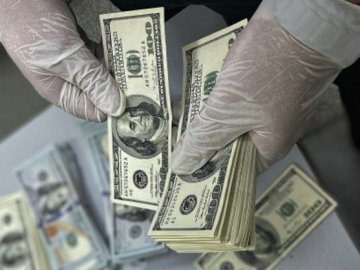 На польському кордоні зловили трьох українців, які хотіли потайки провезти значну суму готівки