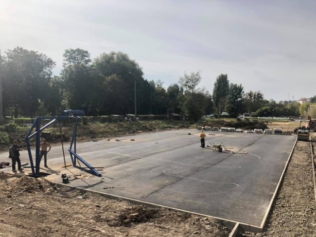 Поблизу місця, де стояв луцький «Діснейленд», облаштовують баскетбольний майданчик. ФОТО
