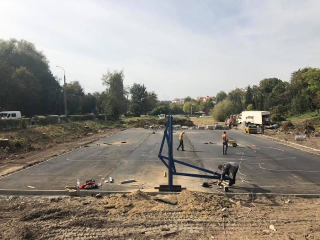 Поблизу місця, де стояв луцький «Діснейленд», облаштовують баскетбольний майданчик. ФОТО