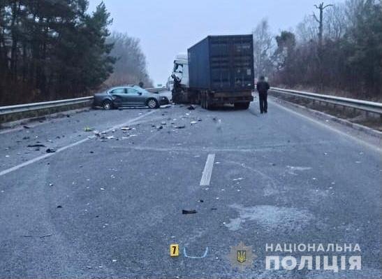У жахливій автотрощі під Вінницею, у якій зіткнулись евакуатор з вантажівкою, загинули двоє чоловіків