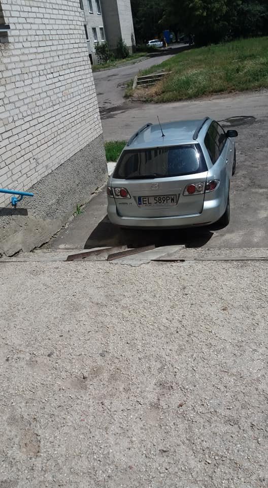 «Постав нормально машину»: у Луцьку автоандон заблокував пандус. ФОТО