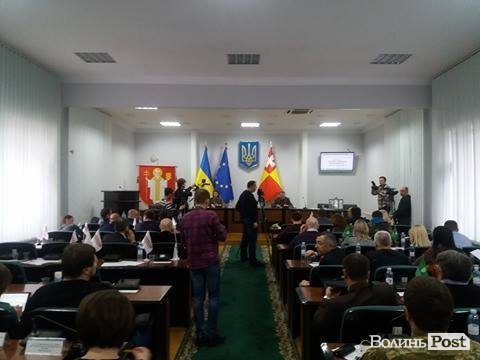 Позачергова сесія Луцької міськради. ЯК ЦЕ БУЛО