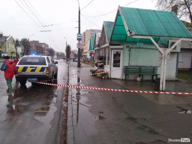 У Луцьку на зупинці виявили підозрілу сумку, в якій виявилася картопля. ФОТО