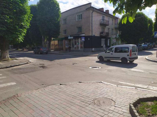 Луцьких водіїв попереджають про небезпечний каналізаційний люк на перехресті. ФОТО