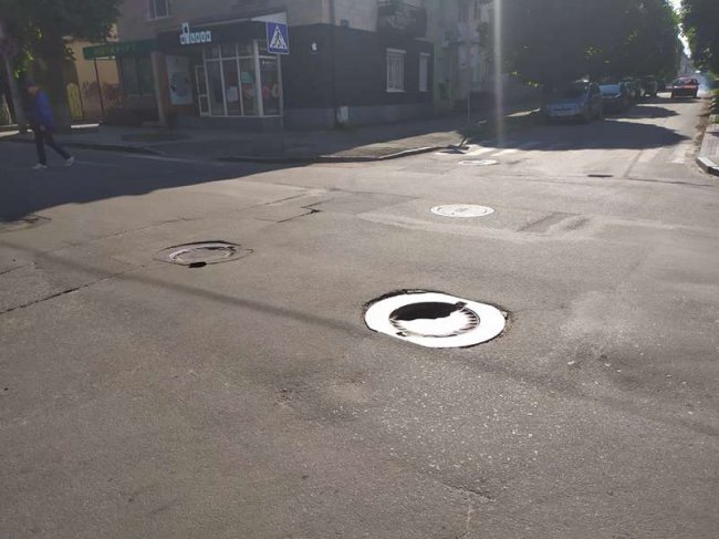 Луцьких водіїв попереджають про небезпечний каналізаційний люк на перехресті. ФОТО