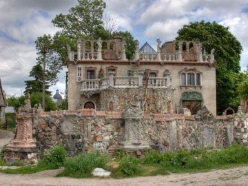 Лучани просять перенести смітник, який стоїть біля архітектурної пам'ятки міста