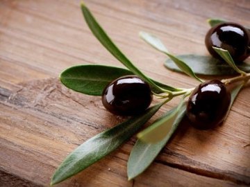 Медики рекомендують вживати оливки щодня