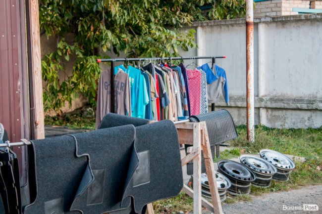  «Барахолка» луцького авторинку: що продають, окрім машин. ФОТО