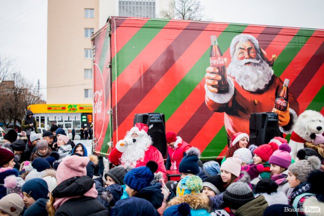 Центр Луцька «поставила на вуха» новорічна фура «Coca-Cola». ФОТО