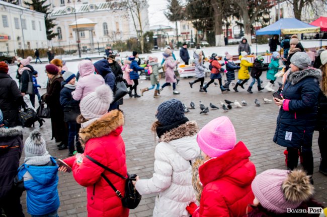 Центр Луцька «поставила на вуха» новорічна фура «Coca-Cola». ФОТО