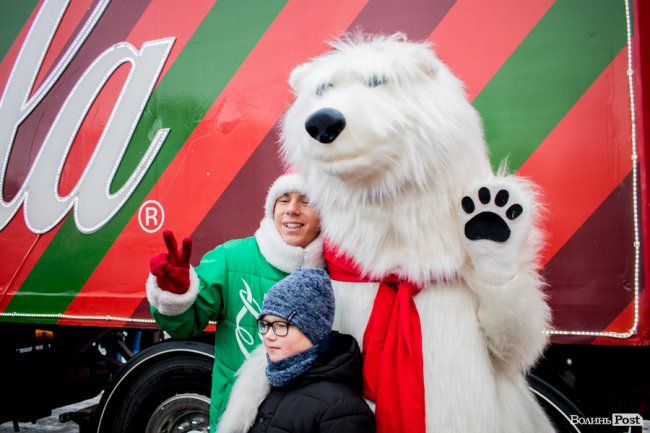 Центр Луцька «поставила на вуха» новорічна фура «Coca-Cola». ФОТО