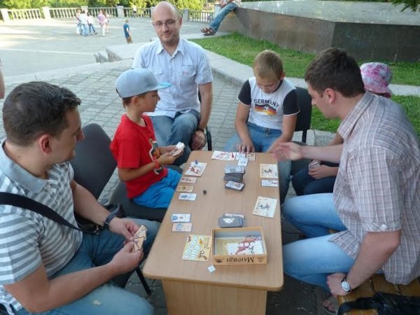 У Луцьку просто неба грали настільні ігри. ФОТО