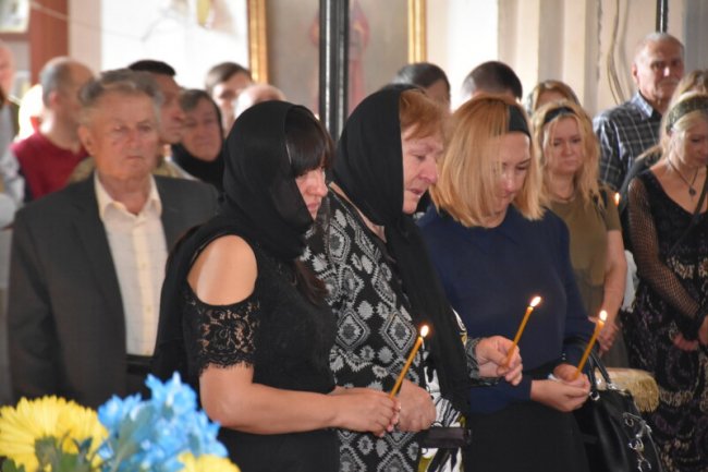 Луцьк у скорботі: поховали воїна Юрія Петровського