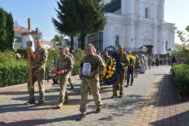 Луцьк у скорботі: поховали воїна Юрія Петровського