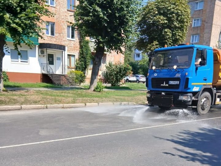 Через спеку в місті на Волині поливають вулиці
