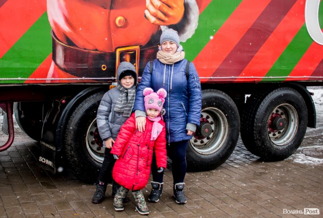 Центр Луцька «поставила на вуха» новорічна фура «Coca-Cola». ФОТО