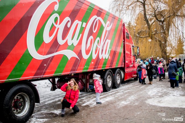 Центр Луцька «поставила на вуха» новорічна фура «Coca-Cola». ФОТО