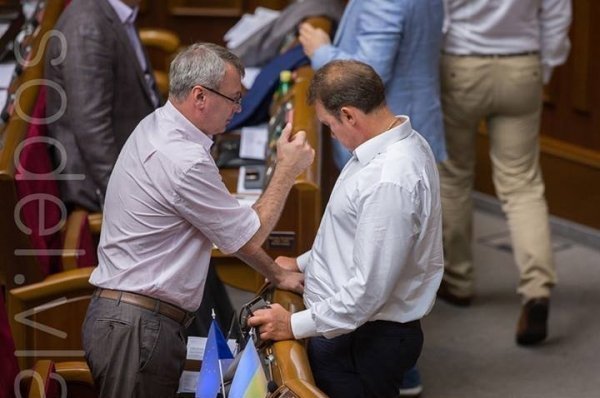 Депутат витер жовто-блакитним прапорцем сорочку мільйонера. ФОТО