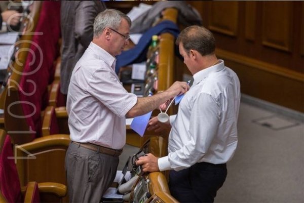 Депутат витер жовто-блакитним прапорцем сорочку мільйонера. ФОТО