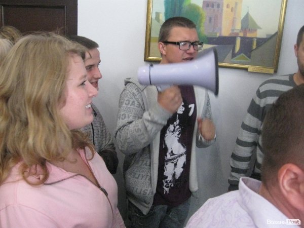 Скандал у Луцькраді: депутати «забарикадувалися» і не пускають пікетувальників. ФОТО. ВІДЕО