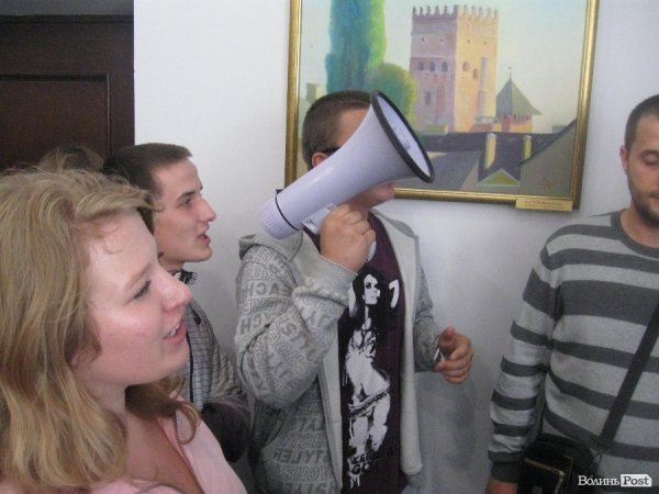 Скандал у Луцькраді: депутати «забарикадувалися» і не пускають пікетувальників. ФОТО. ВІДЕО